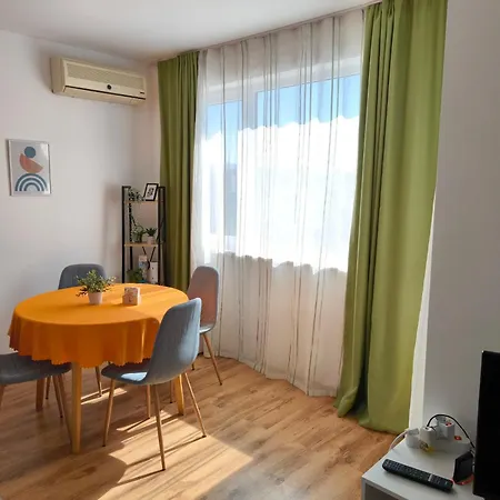 Apartmán Sunny Cozy With A Pool Sluneční pobřeží