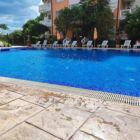 Apartmán Sunny Cozy With A Pool